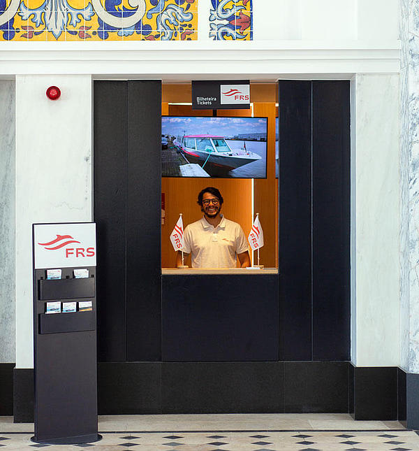 Ticket office clerk in the terminal Estação Fluvial Sul e Sueste.