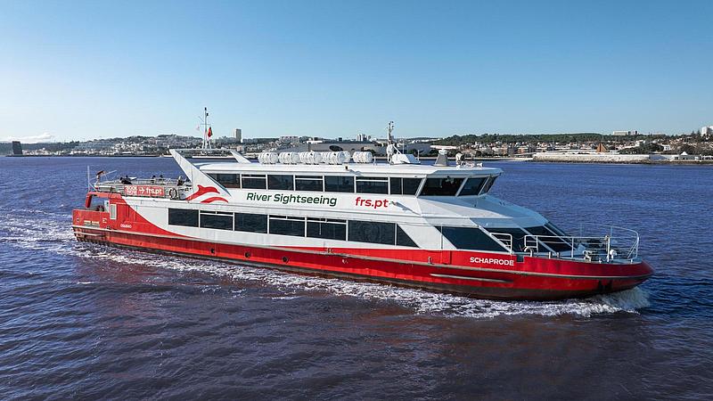 The sightseeing boat MS Shaprode on the tagus river