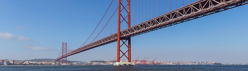 frs portugal ponte 25 de abril bajo el cielo azul