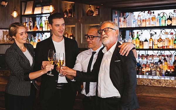 Hommes d'affaires lors d'une fête d'entreprise à Lisbonne