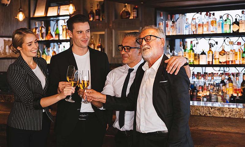 Gente de negocios en una fiesta de empresa en Lisboa