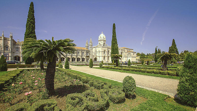 Blick auf das Mosteiro dos Jerónimos oder Hieronymus Kloster vom Garten aus.