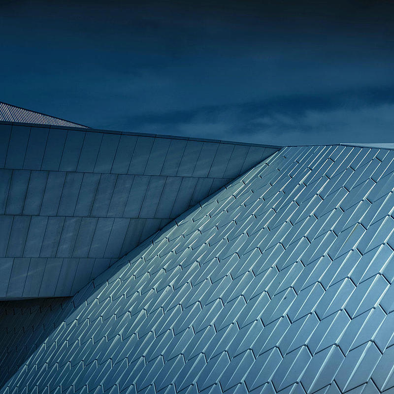 Das Dach des Museums für Kunst, Architektur und Technologie (MAAT) bei Nacht.