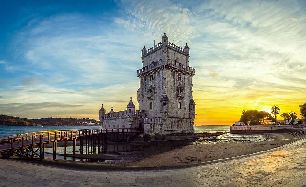 La Torre de Belém al atardecer desde el paseo marítimo.