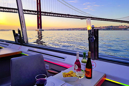 FRS Lisbon Lights Cruise - Candlelight dinner atmosphere