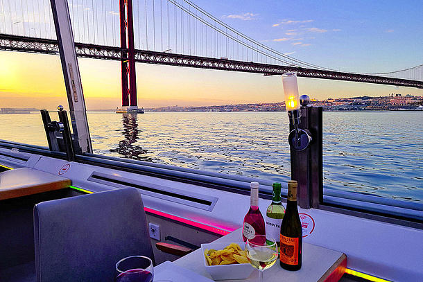 FRS Lisbon Lights Cruise - Candlelight dinner atmosphere