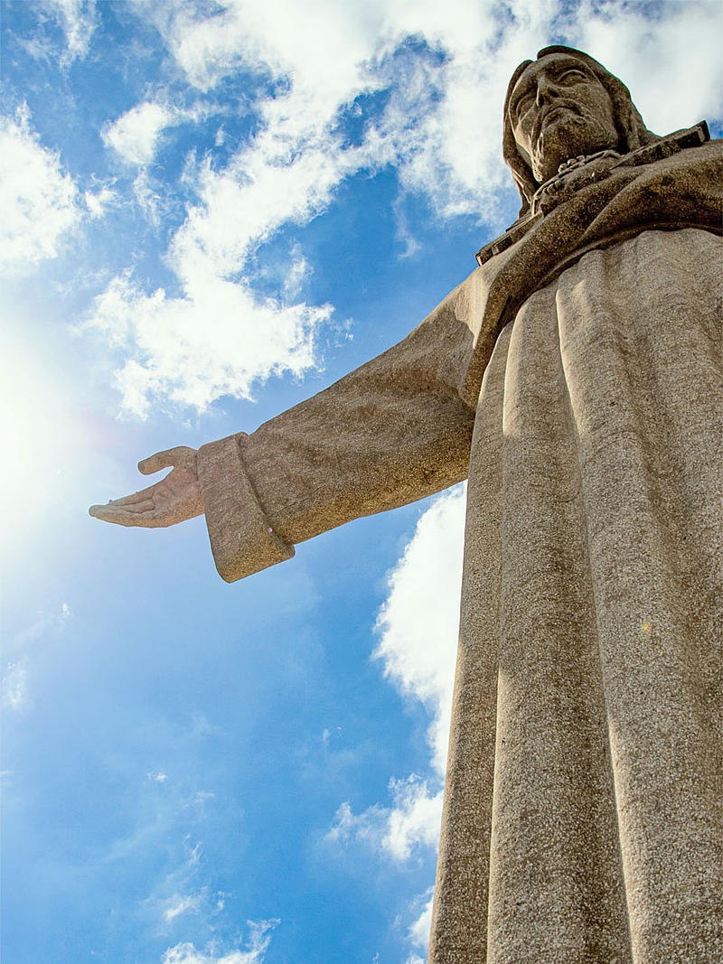 Nahaufnahme der Christus-Statue im Almada-Distrikt in Lissabon.