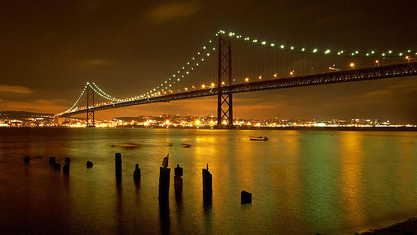 Brücke Ponte 25 de Abril in der Nacht beleuchtet.