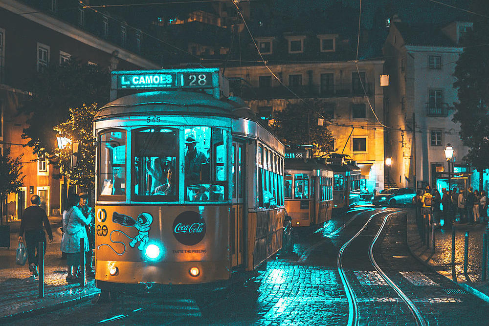 Tranvía amarillo, el famoso Eléctrico 28, de noche.