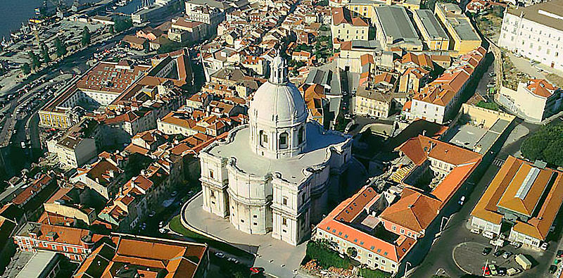 Luftaufnahme der Santa Engrácia Kirche.