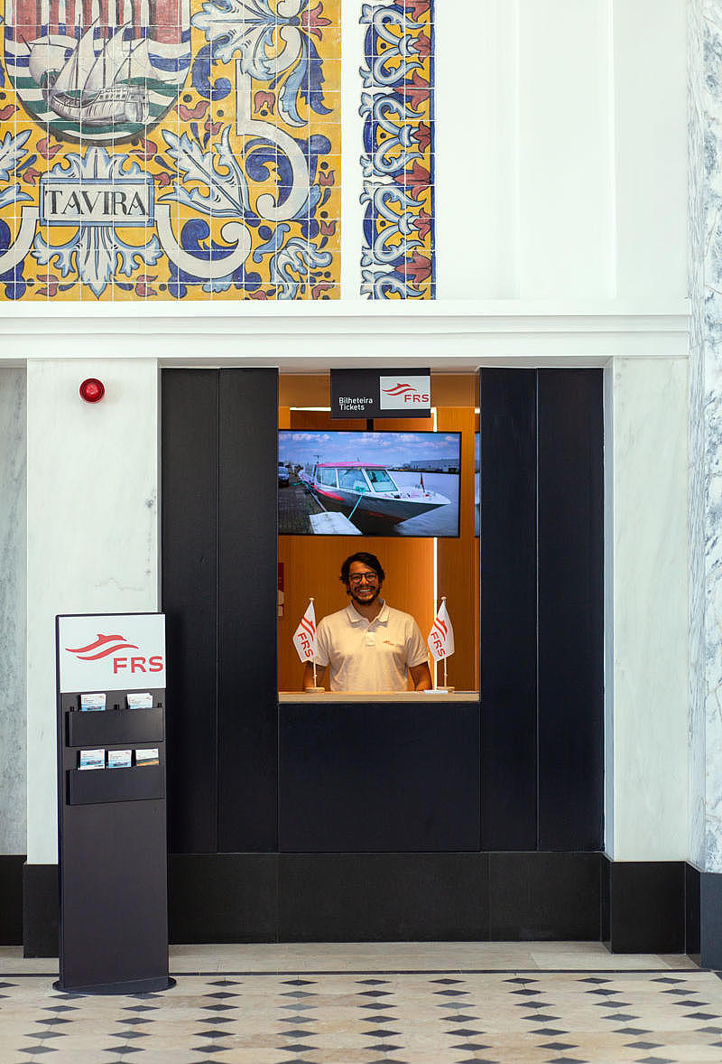 Ein Mann steht am Fahrkartenschalter im Terminal.
