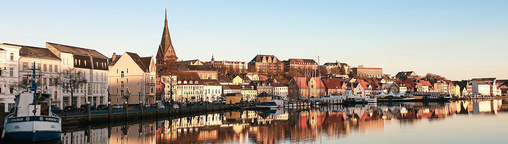 Photo panoramique du côté ouest du port de Flensburg.