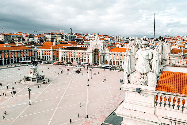 Panoramablick über den Praça do Comércio in Lissabon von einem ungewöhnlichen Punkt aus
