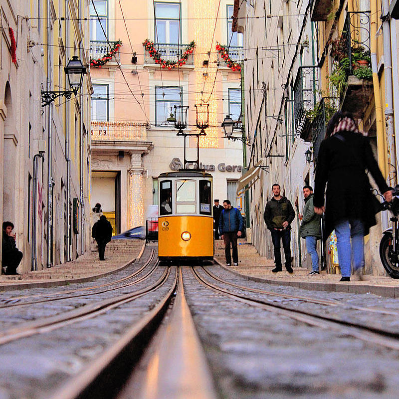 Die Tram 28 in Lissabon aus der Froschperspektive.