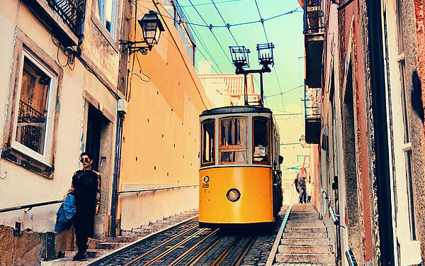 El Elevador da Bica en Lisboa desde abajo.