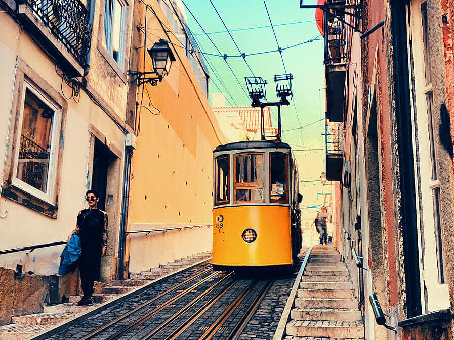 El Elevador da Bica en Lisboa desde abajo.