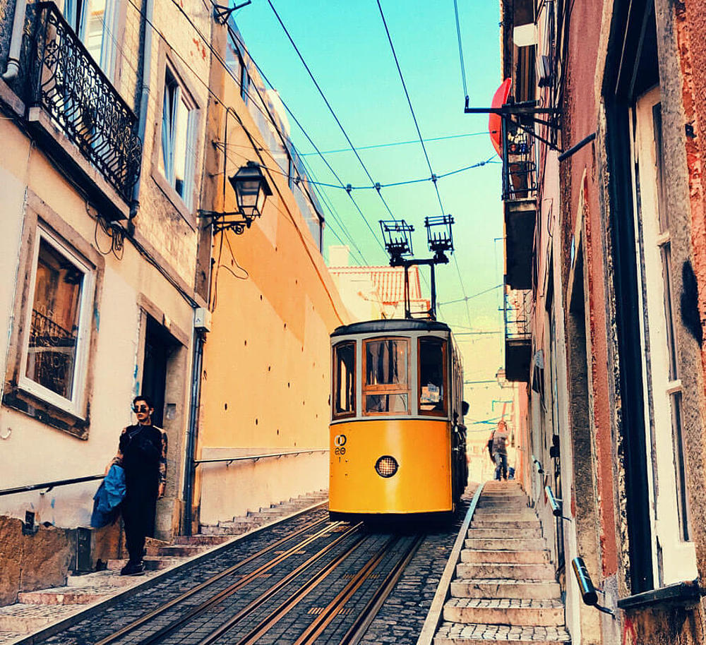 Der Elevador da Bica (Fahrstuhl) in Lissabon in der Ansicht von unten.