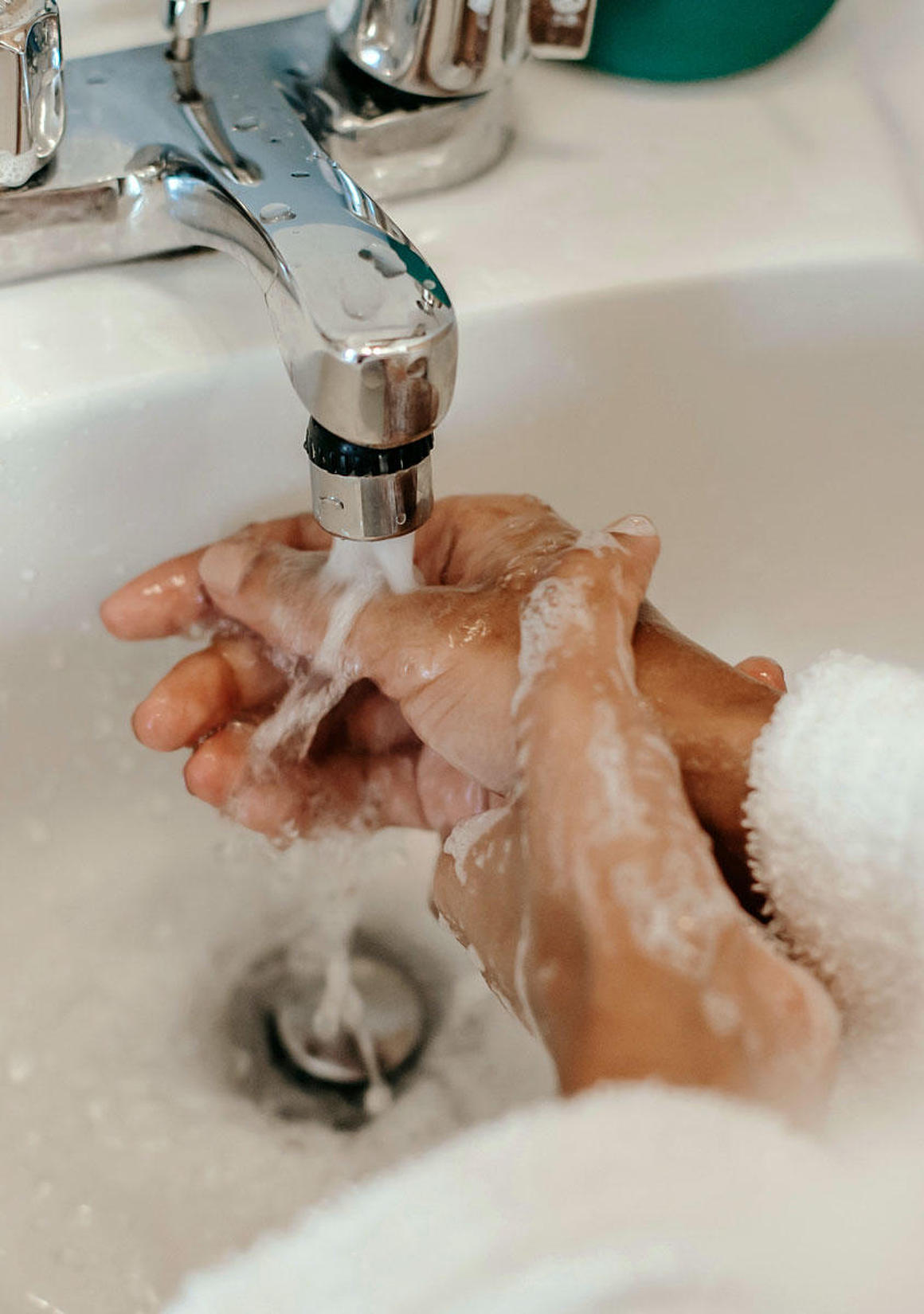 Jemand wäscht sich seine Hände mit Seife.