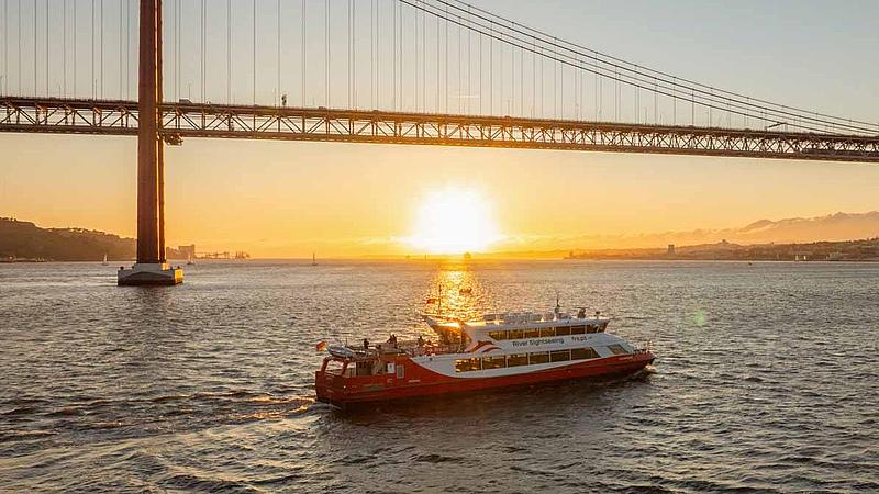 The vessel Schaprode in front of the 25 de Abril Bridge