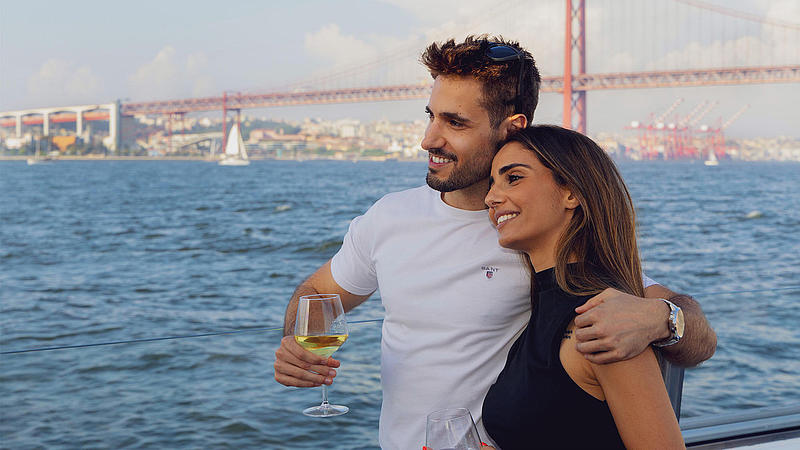 FRS Portugal daycruise of a couple in front of ponte abril 25
