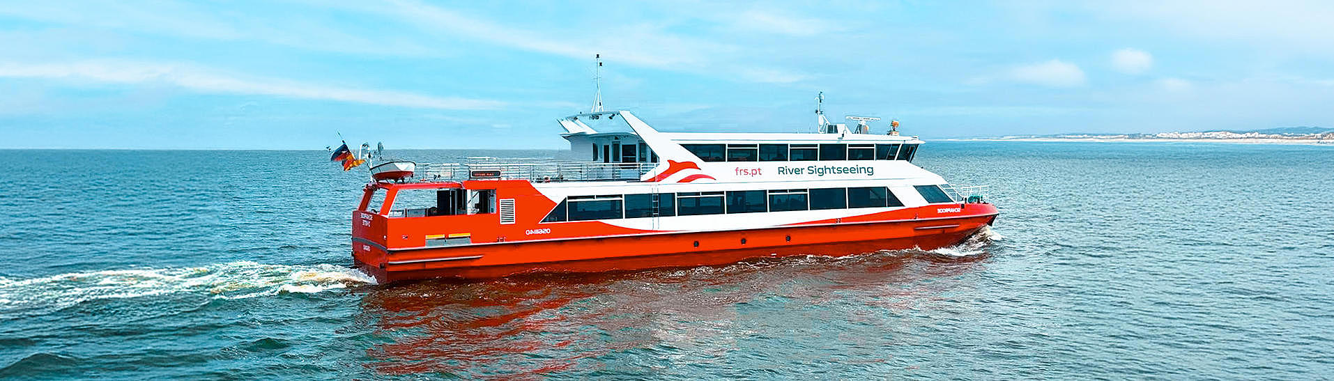 MS Schaprode überquert den Tejo in Lissabon unter blauem Himmel