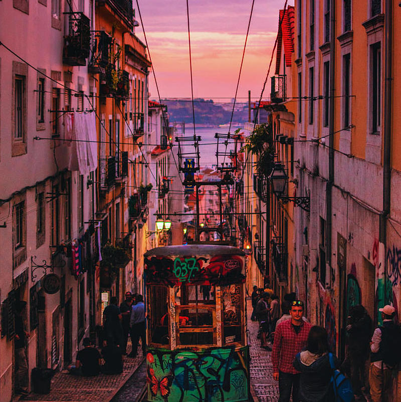 Bunte Straßenbahn von Lissabon im Abendlicht.