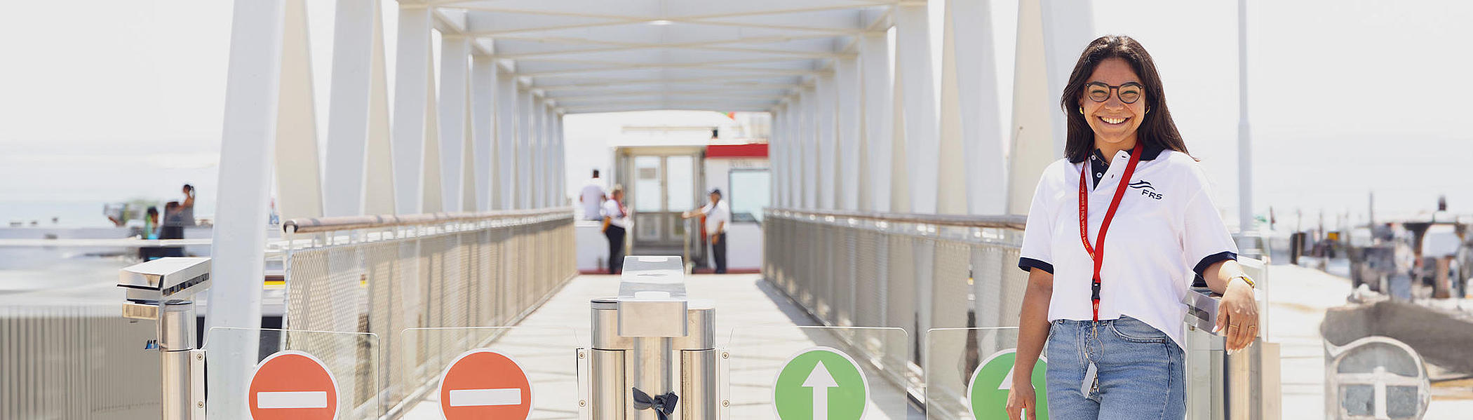 Servicio de embarque de FRS Portugal en un muelle