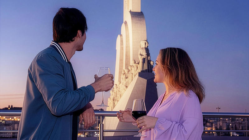 Lisbon Lights Rundfahrt – Paar vor einem beleuchteten Monument