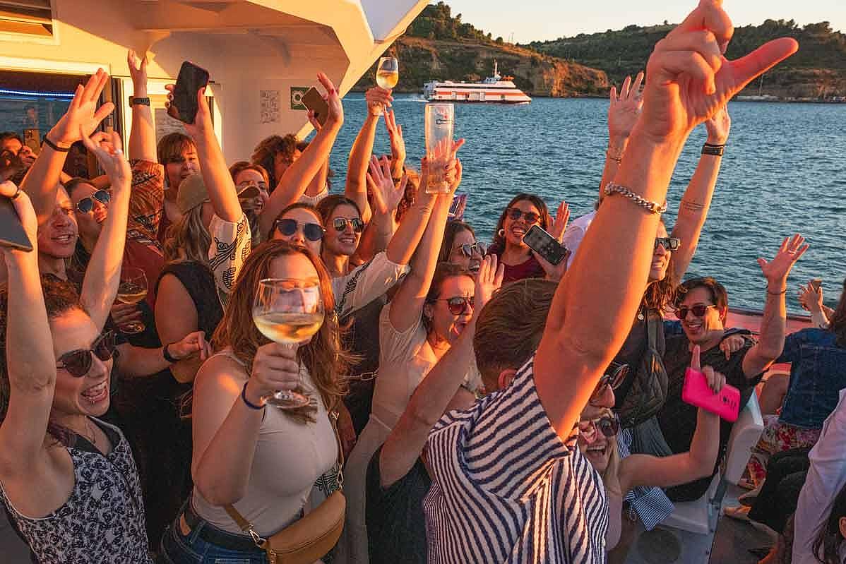 Pessoas num barco a divertirem-se na Lisbon Float Party com a FRS Portugal