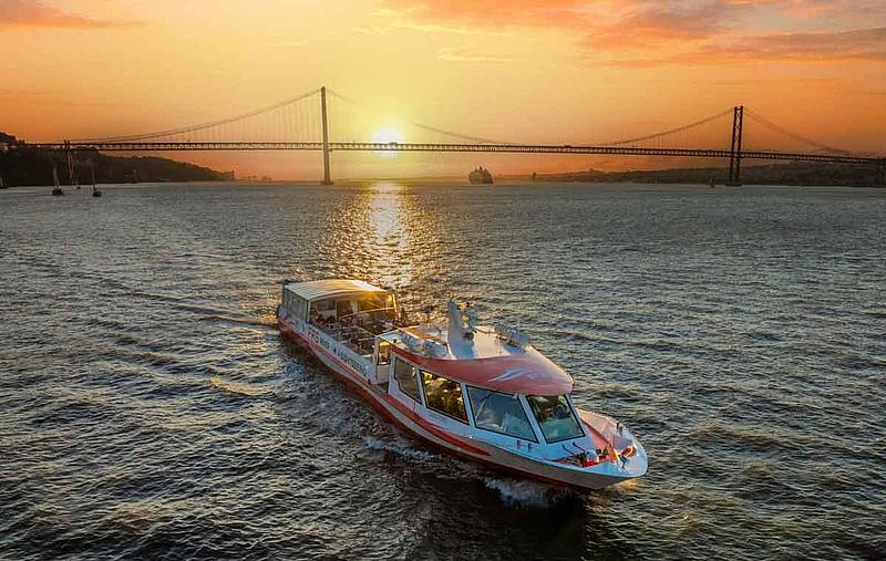 MS “Hanseblick” al atardecer frente al Puente 25 de Abril en el río Tajo.