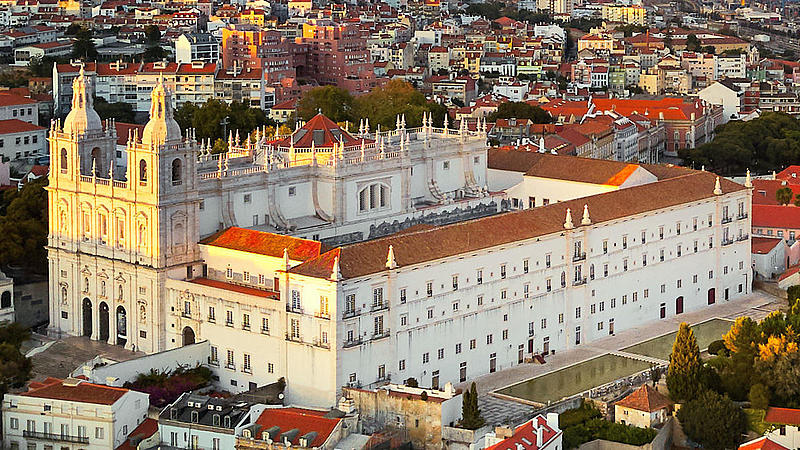 Luftaufnahme der São Vicente de Fora Kirche in Lissabon.