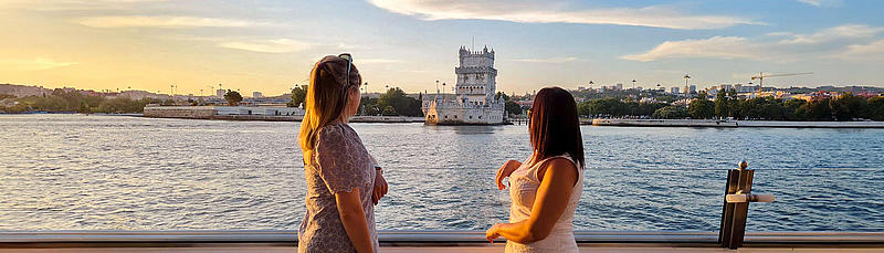 Dos mujeres en el crucero al atardecer de FRS Portugal en Lisboa contemplando las vistas