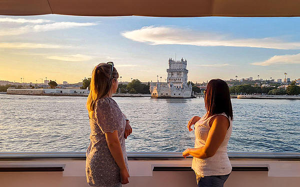 Dos mujeres en el crucero al atardecer de FRS Portugal en Lisboa contemplando las vistas