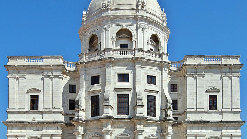 Frontansicht der Santa Engrácia Kirche in Lissabon.