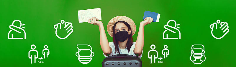 Frau stützt sich auf Koffer und hält Dokumente, grüner Hintergrund mit weißen COVID-Icons.