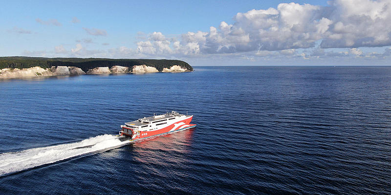 Luftperspektive vom "Skane Jet", der mit High-Speed an den Kreidefelsen vorbeifährt