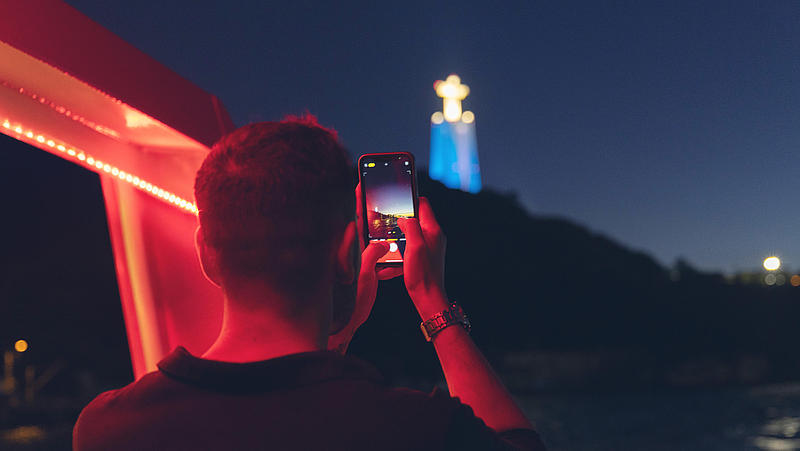 Crucero de luces de Lisboa de FRS Portugal en el MS Shaprode frente a Cristo Rey