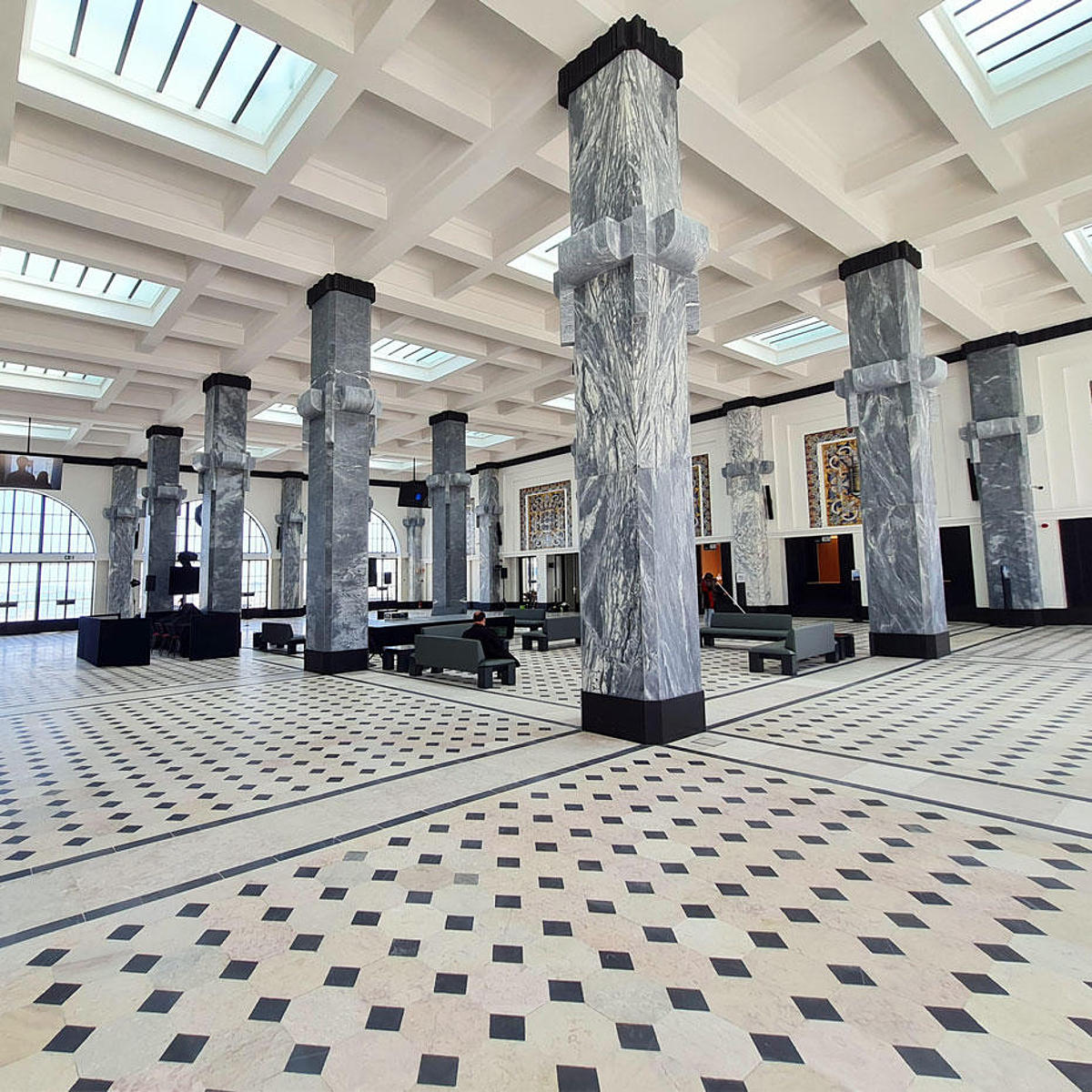 Waiting area with many columns.
