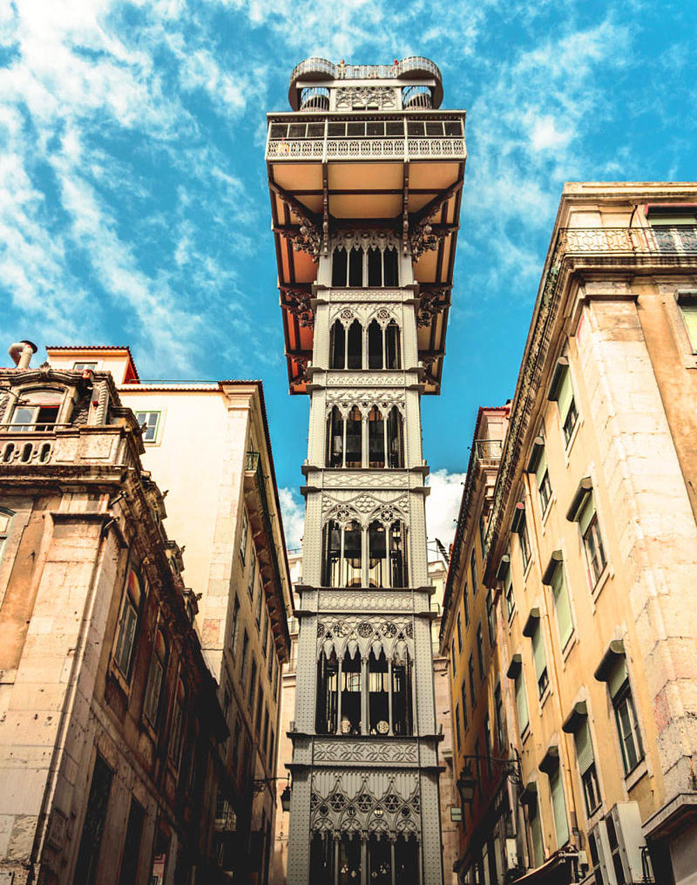 Der Elevador de Santa Justa oder Santa Justa Aufzug in Lissabon unter blauem Himmel.
