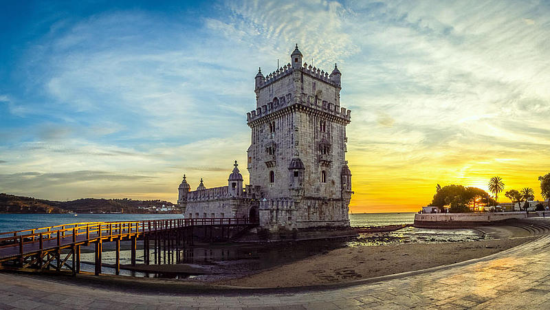 Der Turm von Belém im Sonnenuntergang von der Promenade aus.
