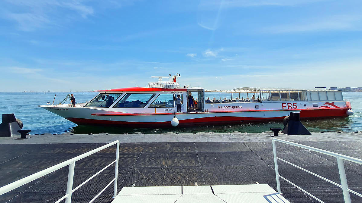 Das Schiff fährt auf den Anleger zu.