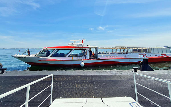 Das Schiff fährt auf den Anleger zu.