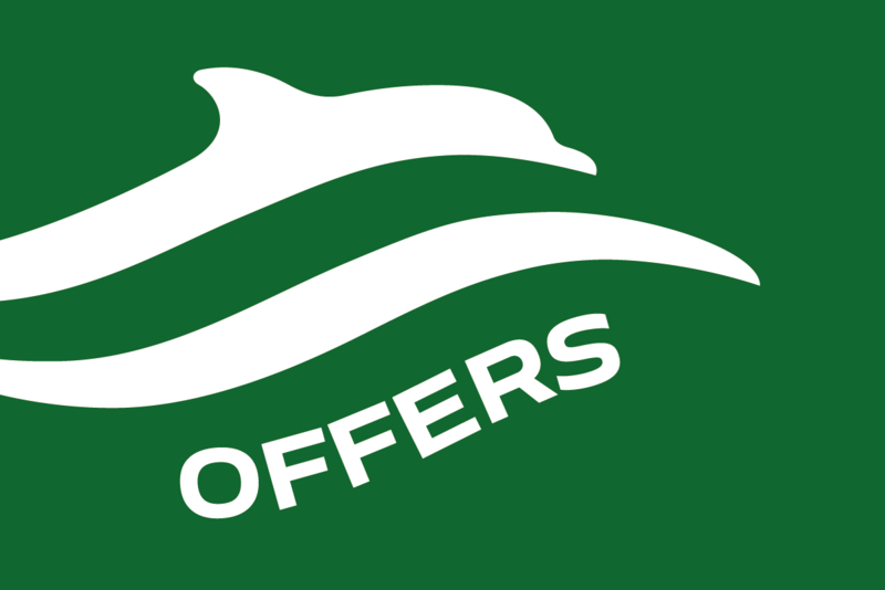 Weißes Delphin- und Wellensymbol mit dem englischen Wort für "Angebote" auf grünem Hintergrund.