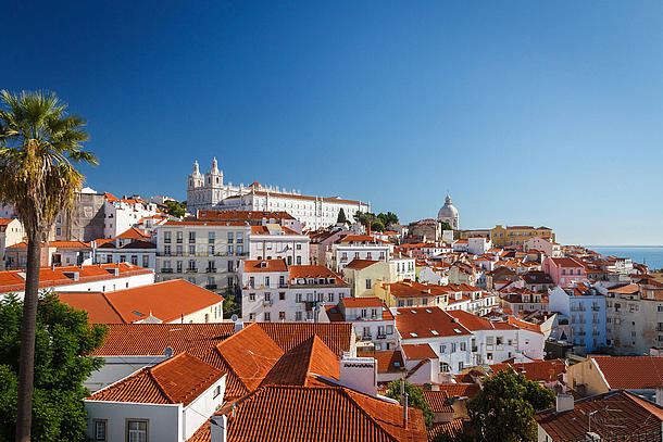 Panoramablick auf das Viertel Alfama in Lissabon