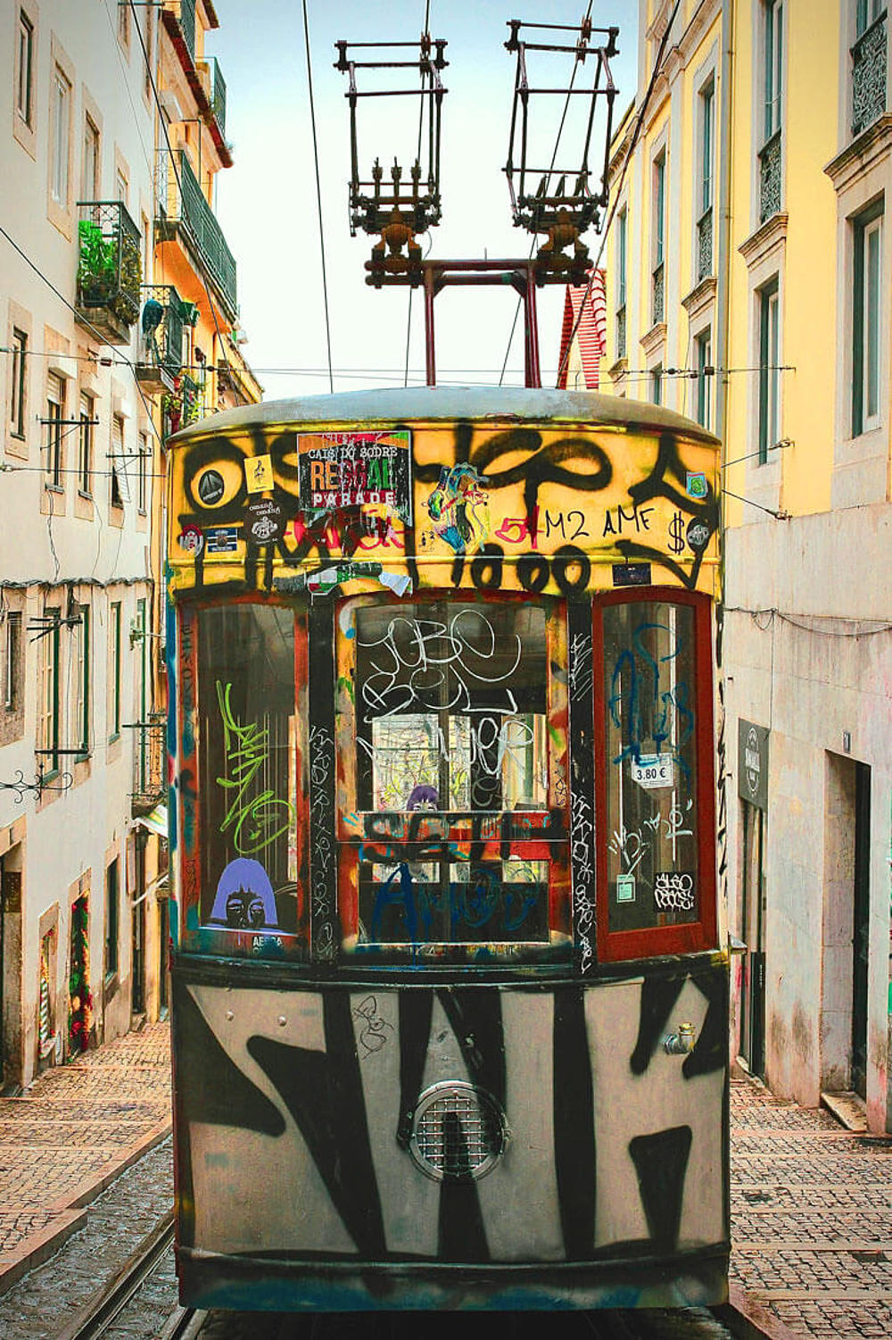 Die Straßenbahn Eléctrico 28 von vorne.