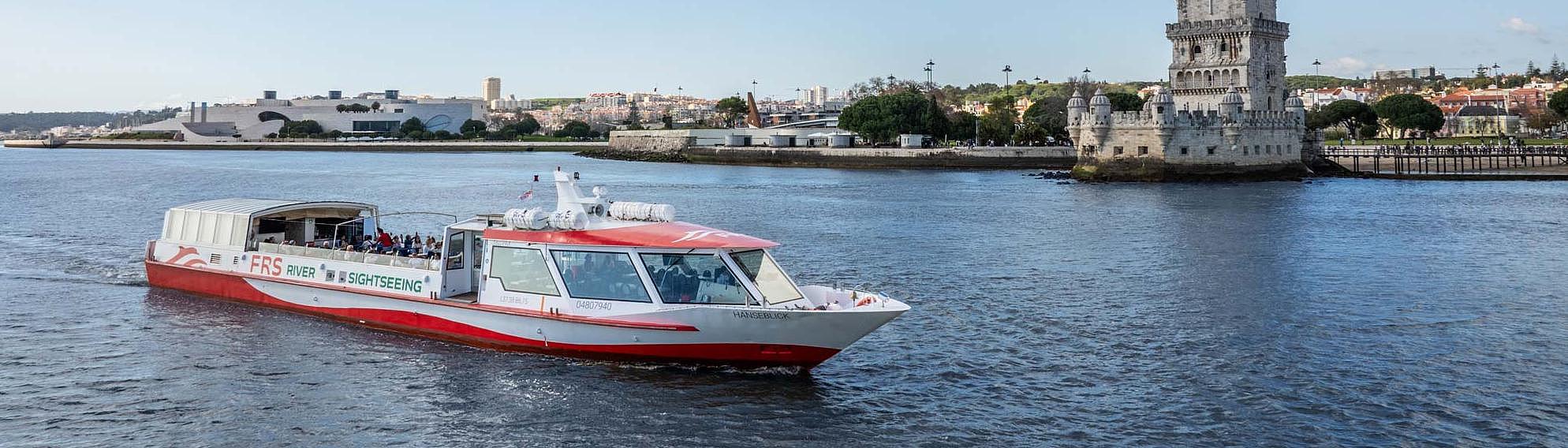 Le MS 'Hanseblick' passe devant la tour de Belém sur le fleuve Tage.