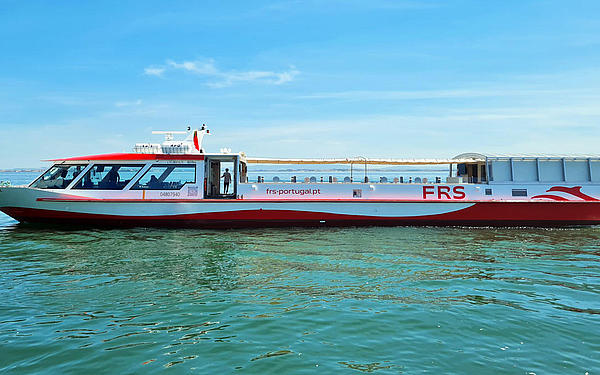 Fährschiff von der Backbordseite.