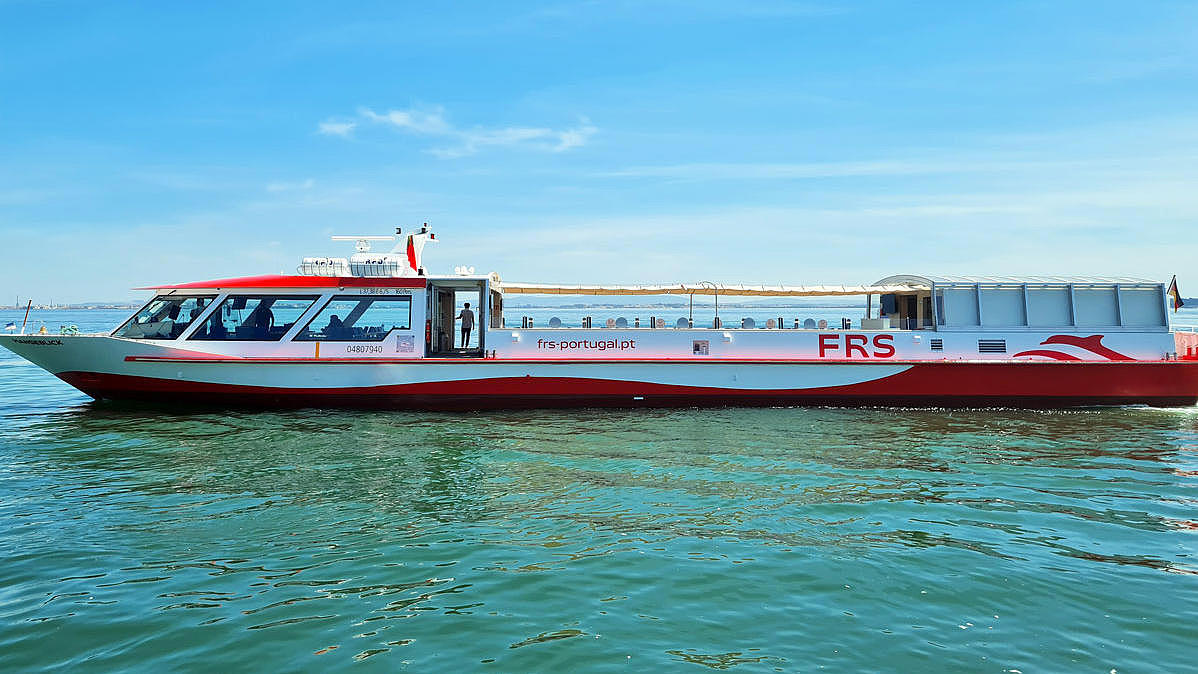 Fährschiff von der Backbordseite.