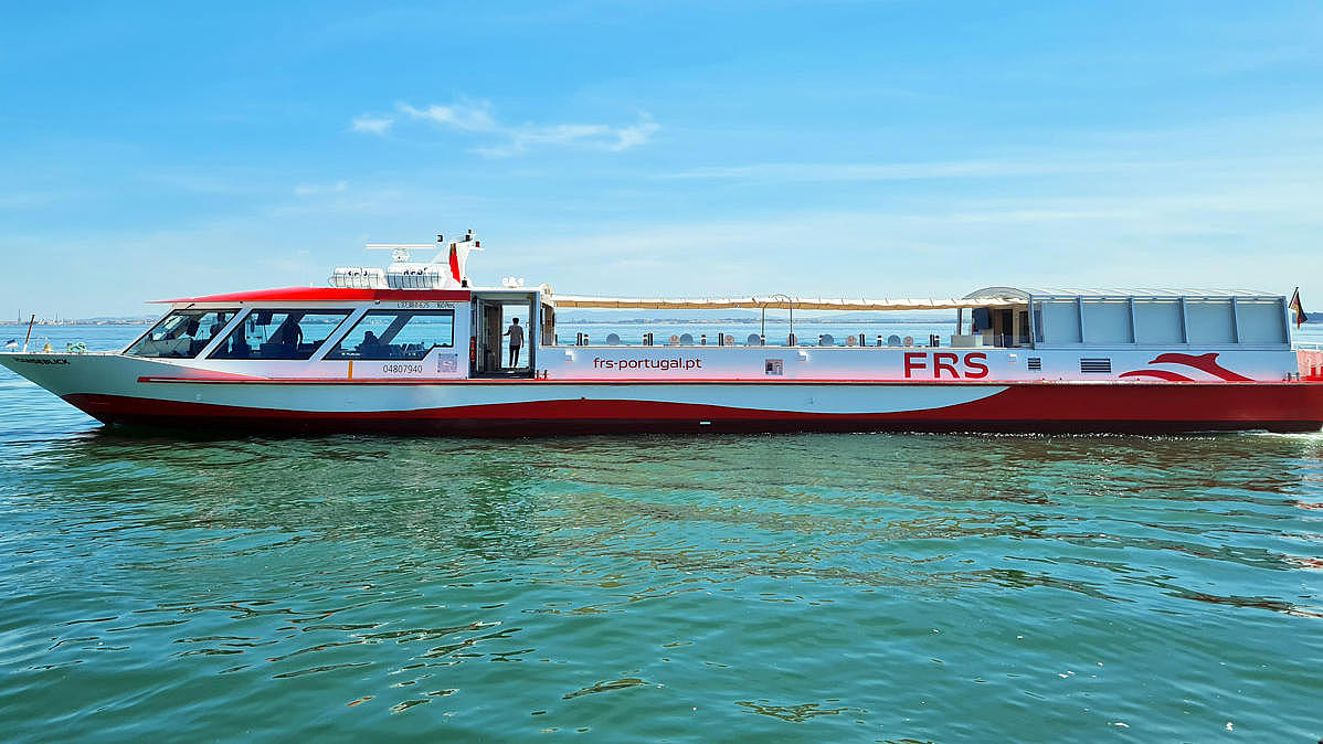 Navire ferry depuis le port.