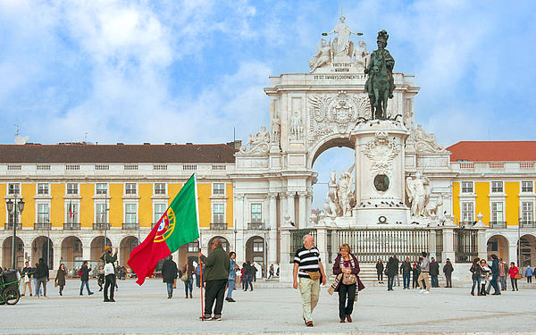 The view of the Praça do Comércio with people strolling.